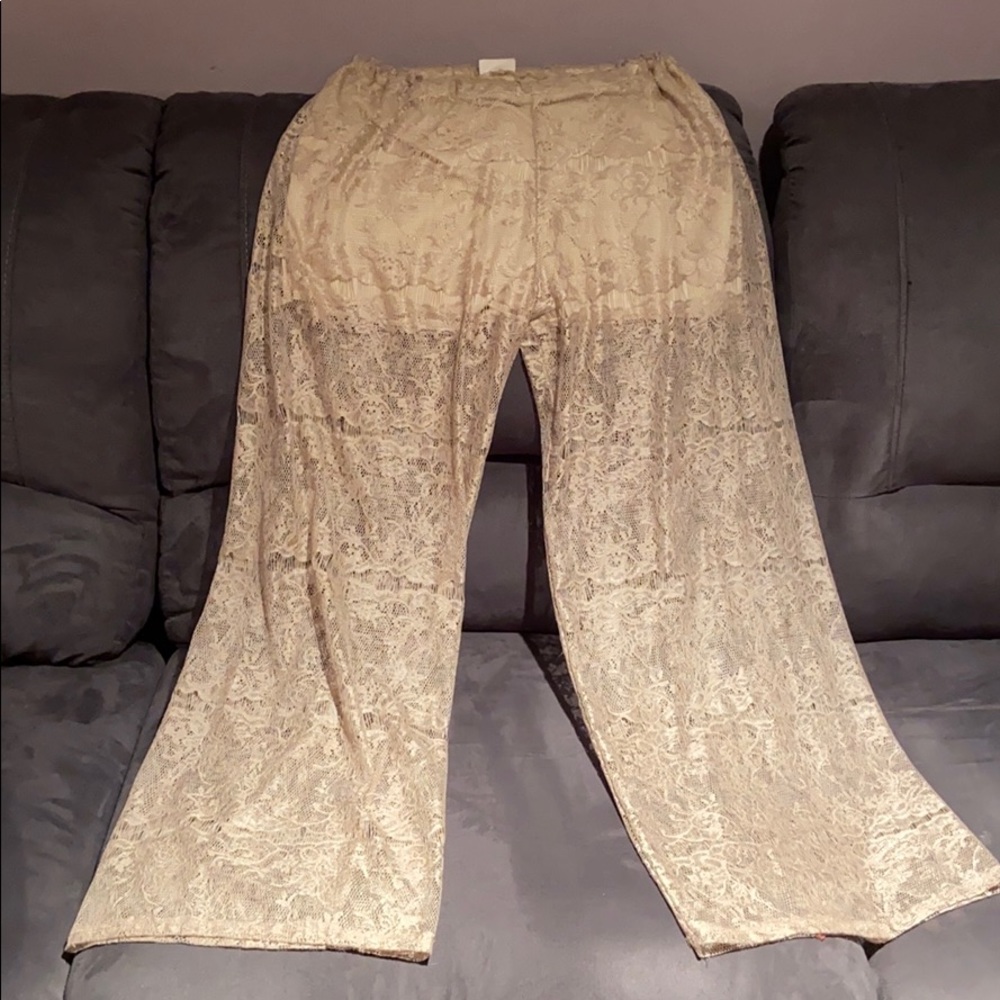 New Mode Sz M lace wide leg pants/ shorts like new
